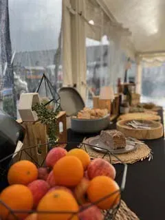 Panier d'oranges et de pommes