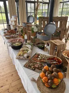 Table de brunch avec fruit au premier plan
