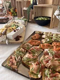 Tartines de jambon et plateau de fromage