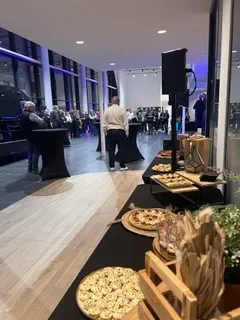 Buffet sur une table à nape noire