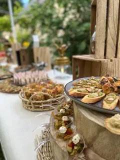Plateaux et paniers de nourriture sur une table