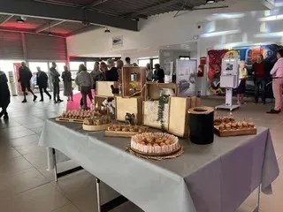 Table dans une salle avec un buffet