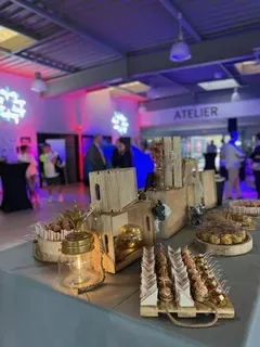 Buffet sur une table avec nape grise