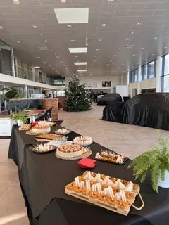 Grande salle avec table et nape noir pour buffet
