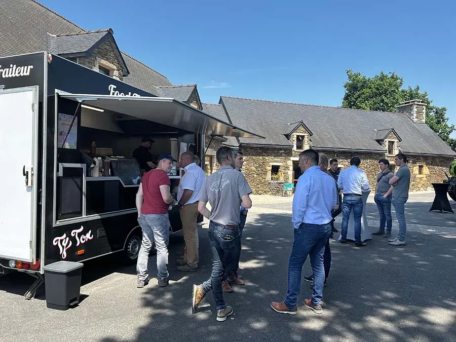 Food truck dans une cour
