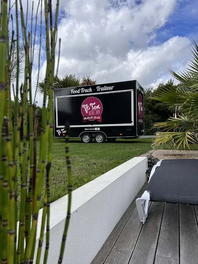 Food truck installé dans un espace herboré