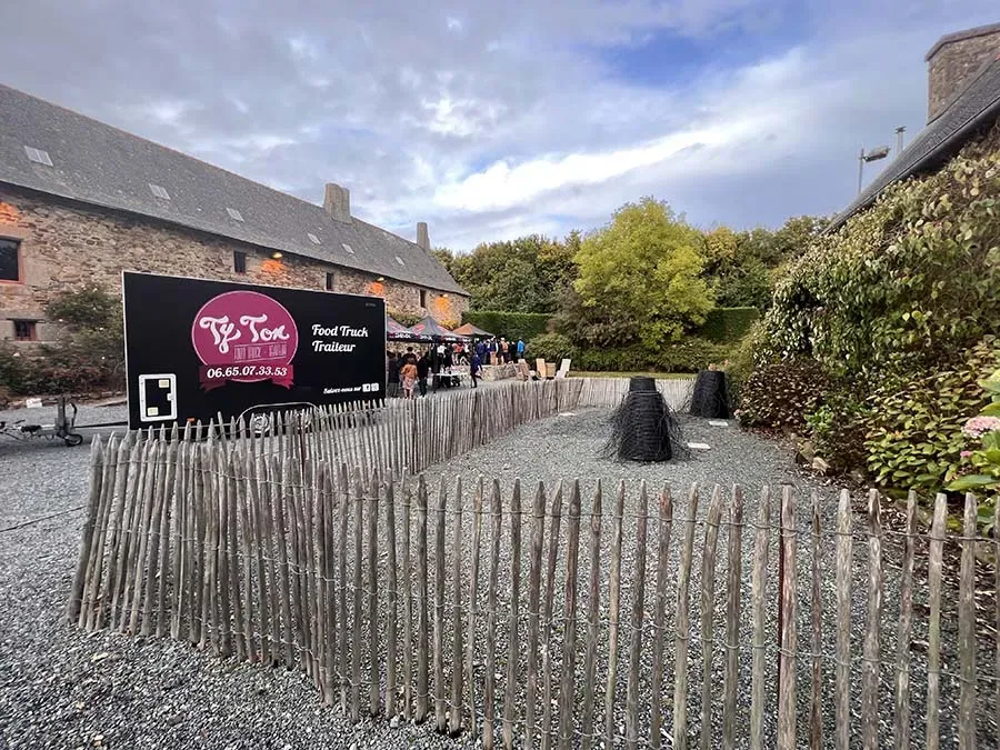 Food truck pour une réception dans une maison ancienne