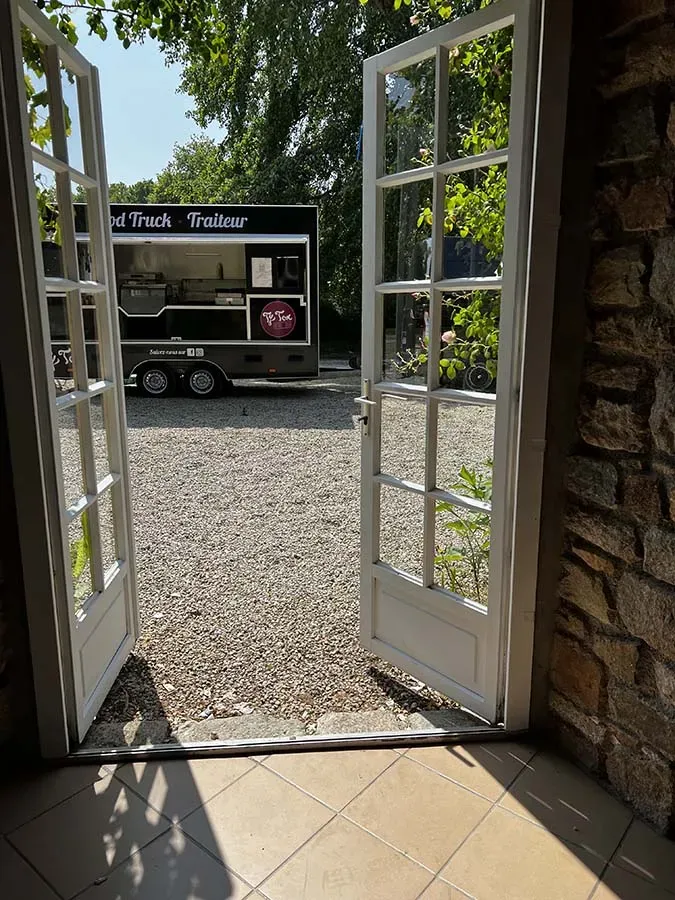 Food truck vue d'une porte vitrée ouverte