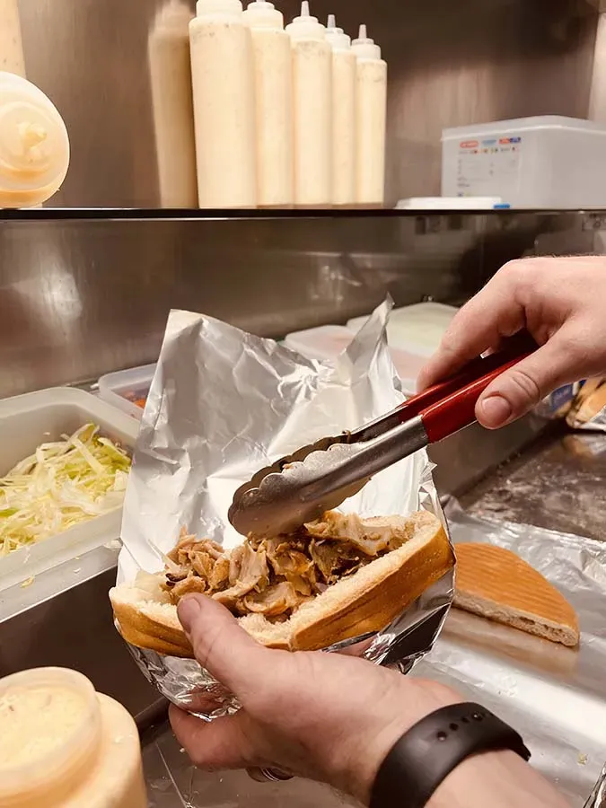 Main remplissant un kebab