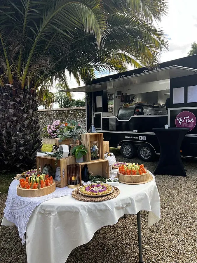 Table dressée devant un food truck