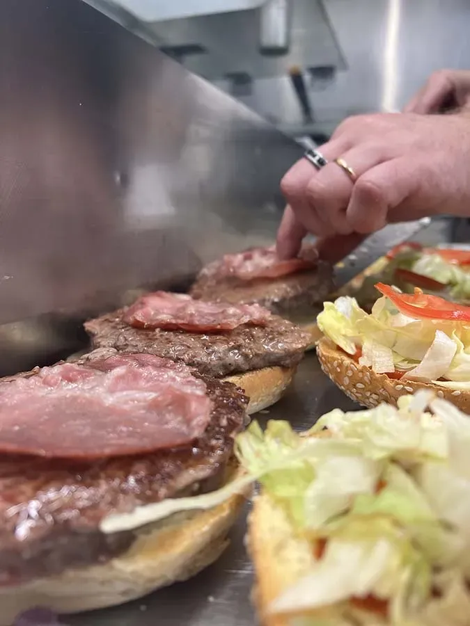 Trois burgers en préparation